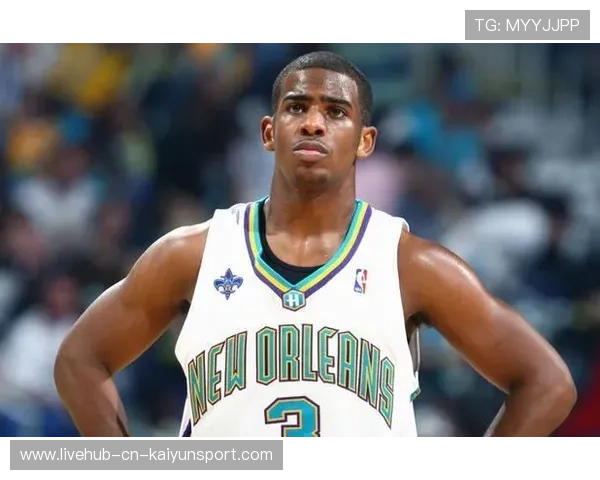 球星深夜抵达训练馆，被抓拍与年轻球员合练